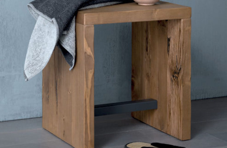Sgabello legno con traverso in metallo loetrà